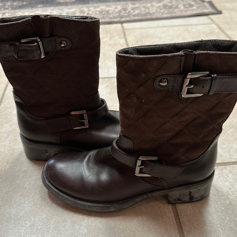 Quilted Auquatilia boots size 6.